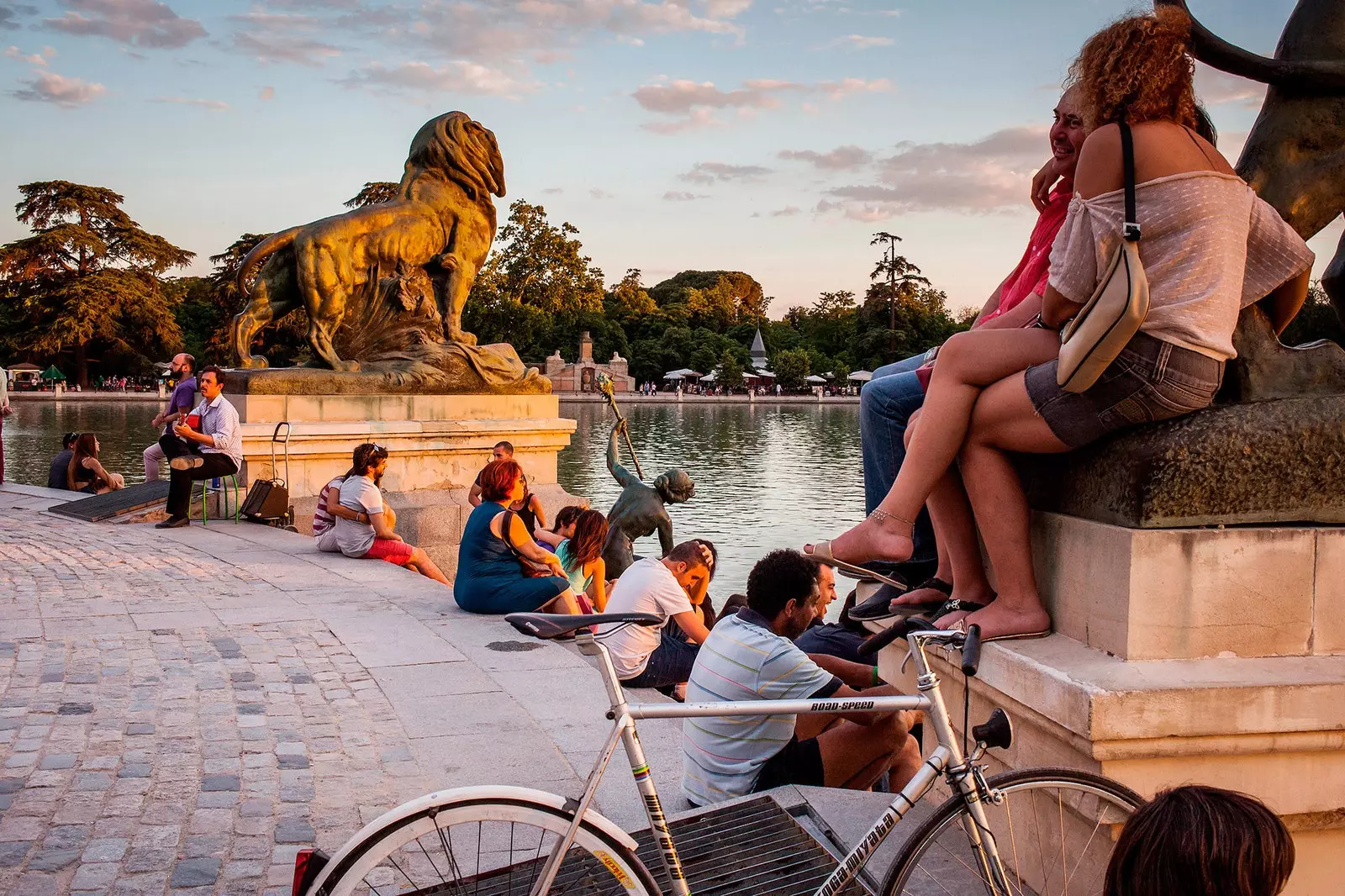 Folk i Retiro-parken i Madrid