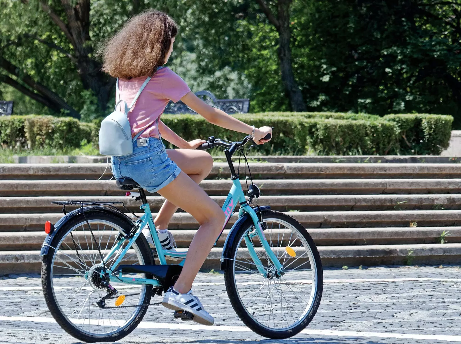 Sieviete brauc ar velosipēdu