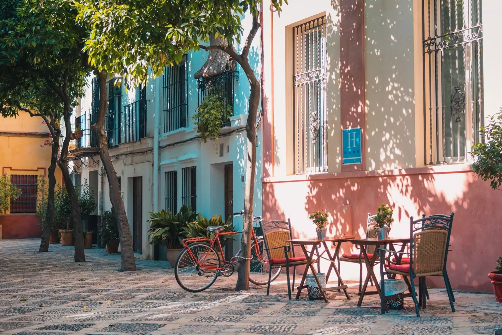 Tour the silent Barcelona and discover corners like this.