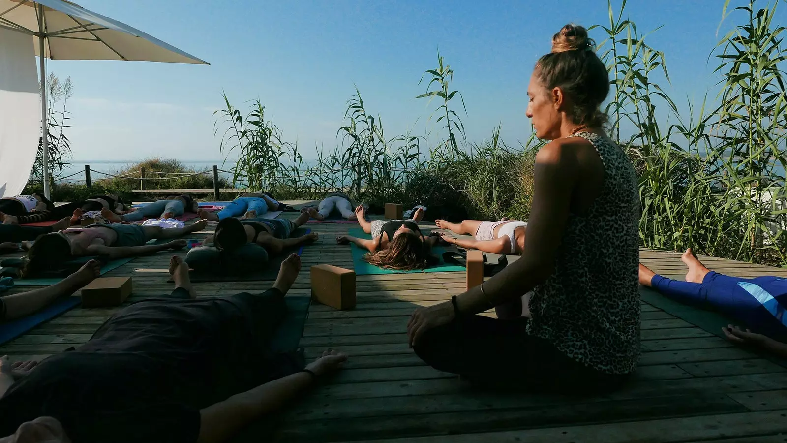 Meditazzjoni fl-irtir tal-yoga f'Hostal Aigua Clara de Formentera.