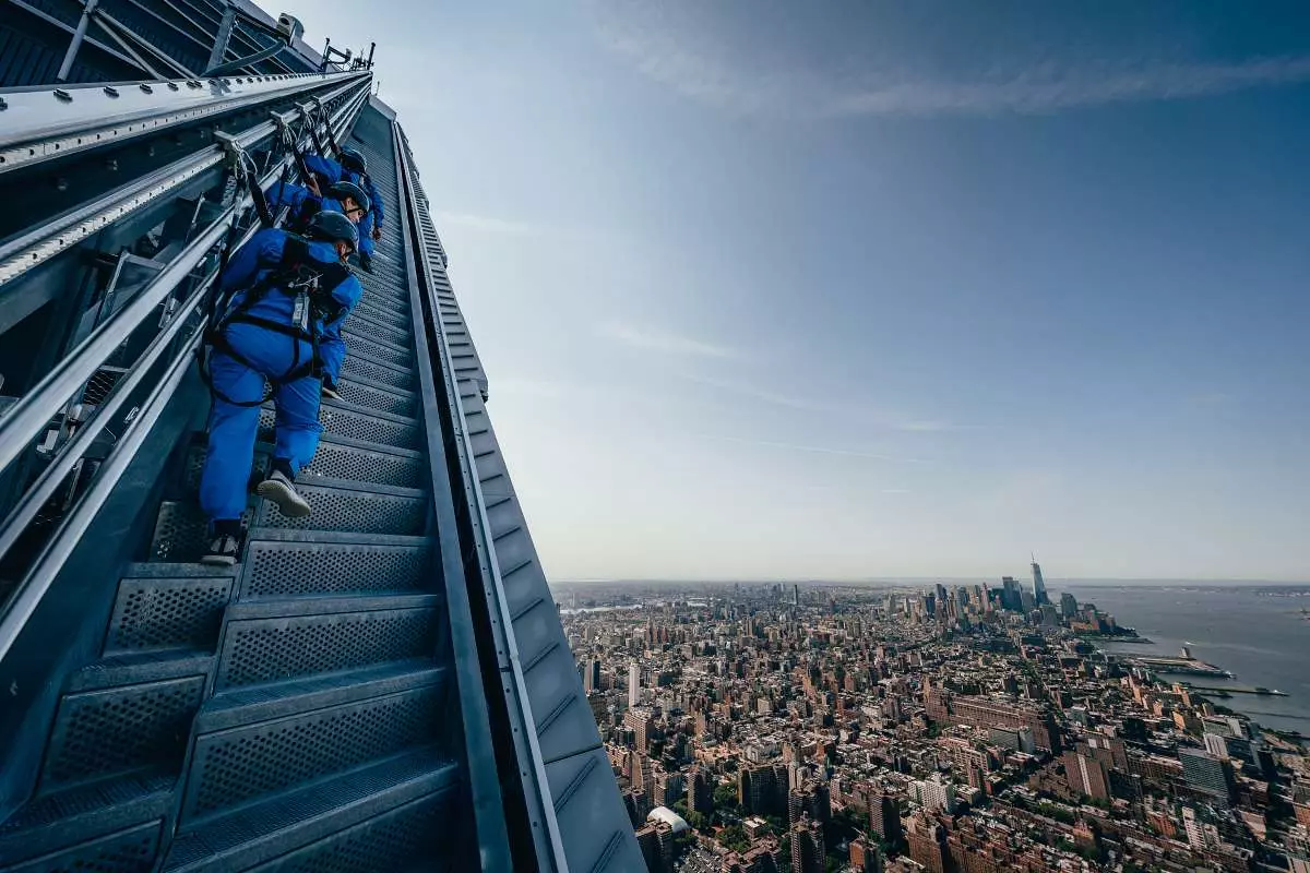 Hudson Yards New York binasının Edge Müşahidə Göyərtəsində Şəhərə Climb pilləkənləri.