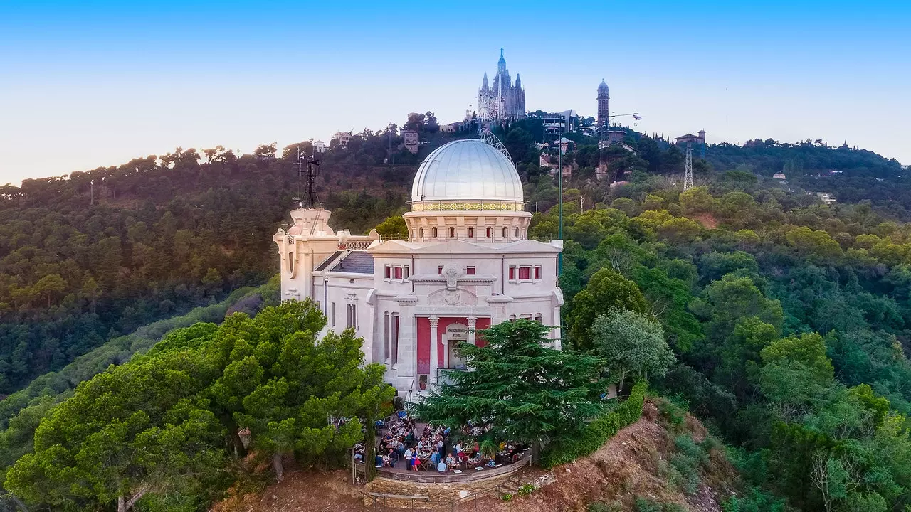 Die Magie eines Abendessens im Fabra Observatory unter dem Himmel von Barcelona