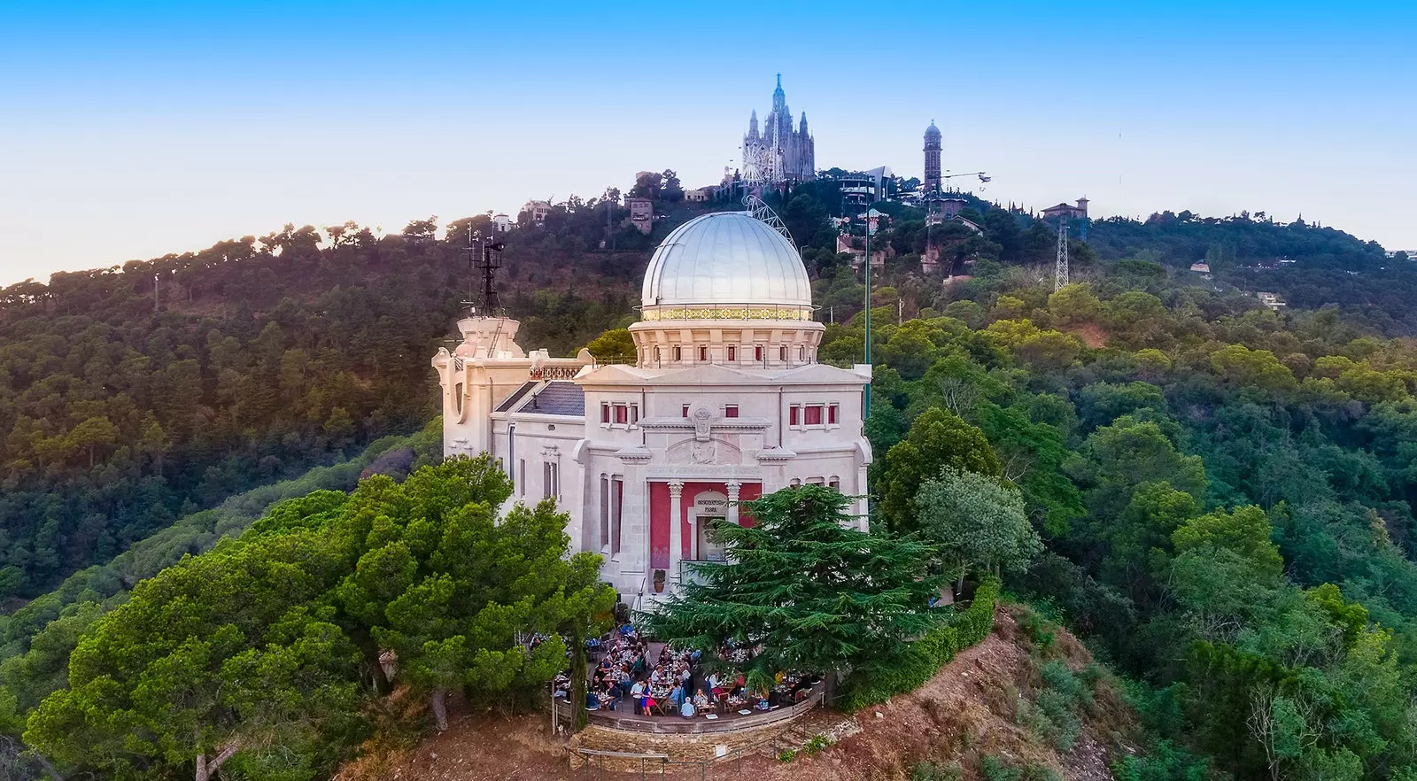 Magin med att äta middag på Fabra Observatory under Barcelonas himmel