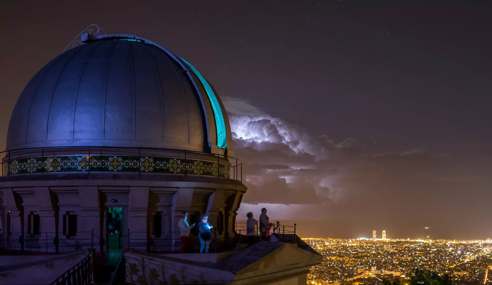 Magin med att äta middag på Fabra Observatory under Barcelonas himmel