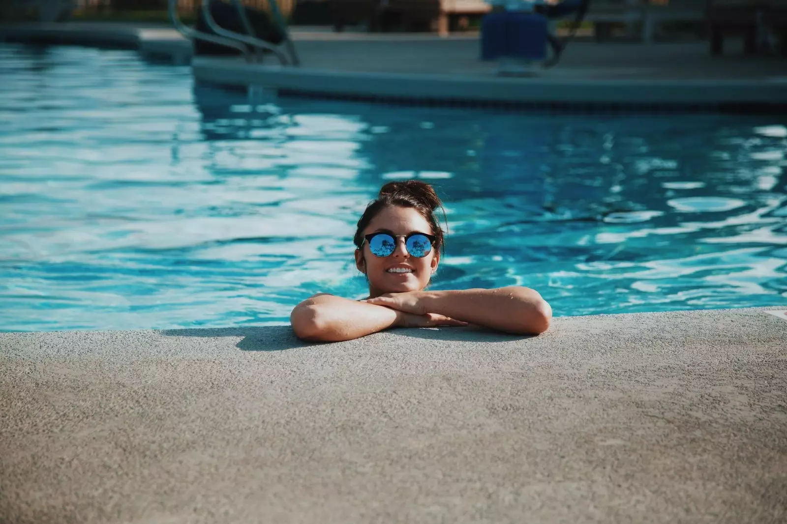 Fille dans la piscine