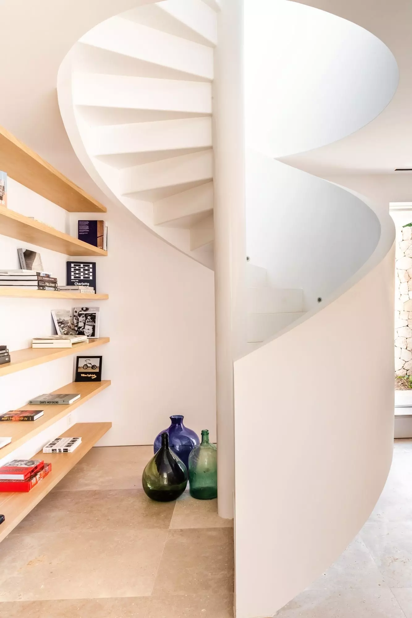 Escalier en colimaçon à côté de la librairie.