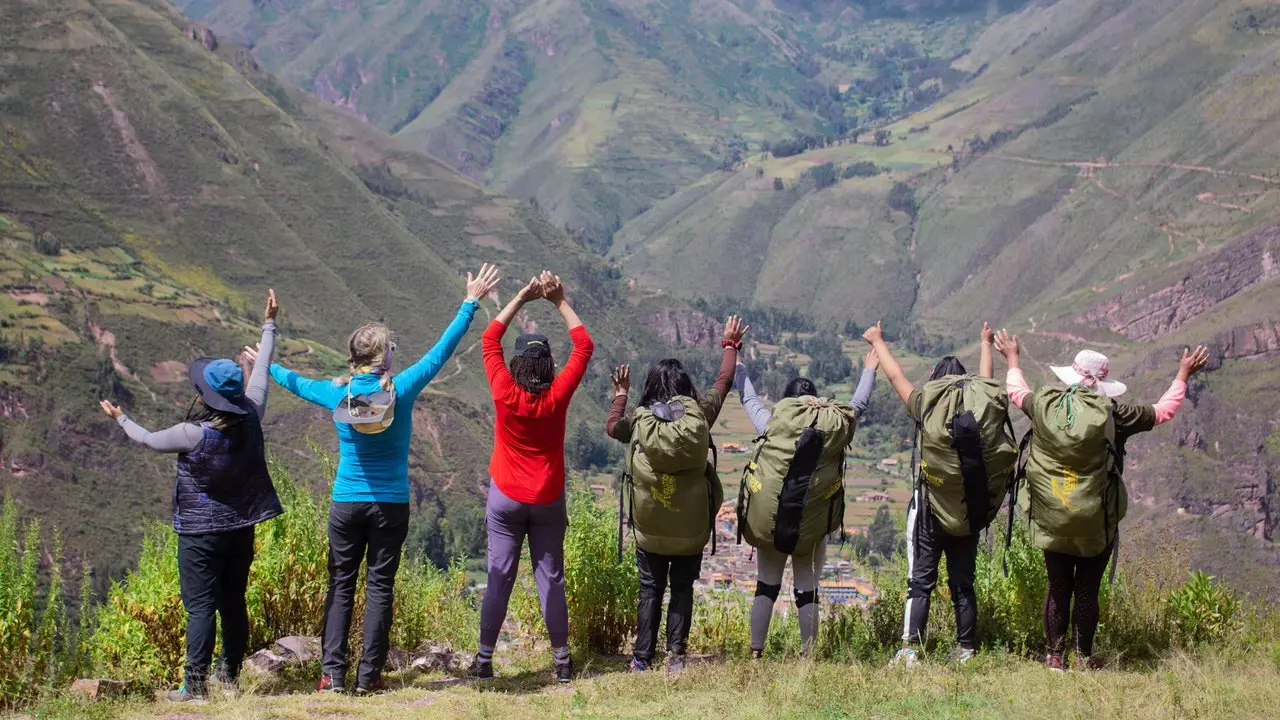 Den första vandringen endast för kvinnor för att nå toppen av Machu Picchu