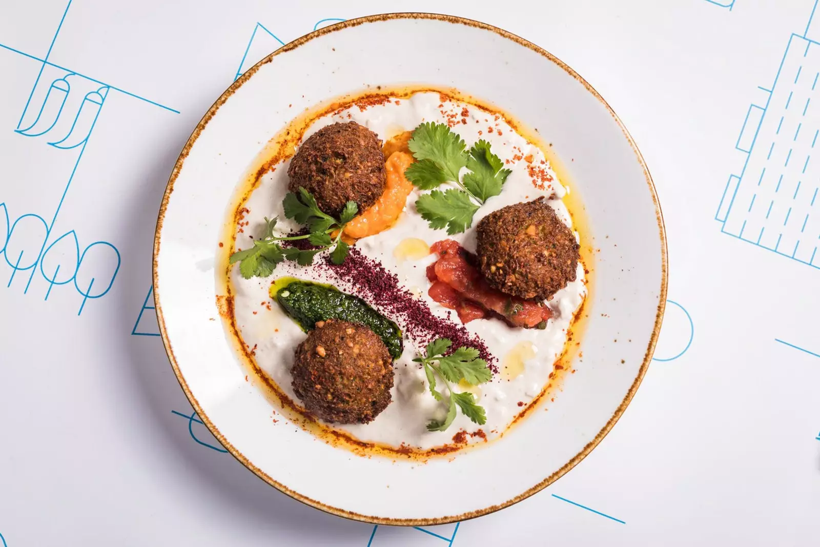 Krim kembang kol tomato panggang dan falafel terung di The Dining Hall