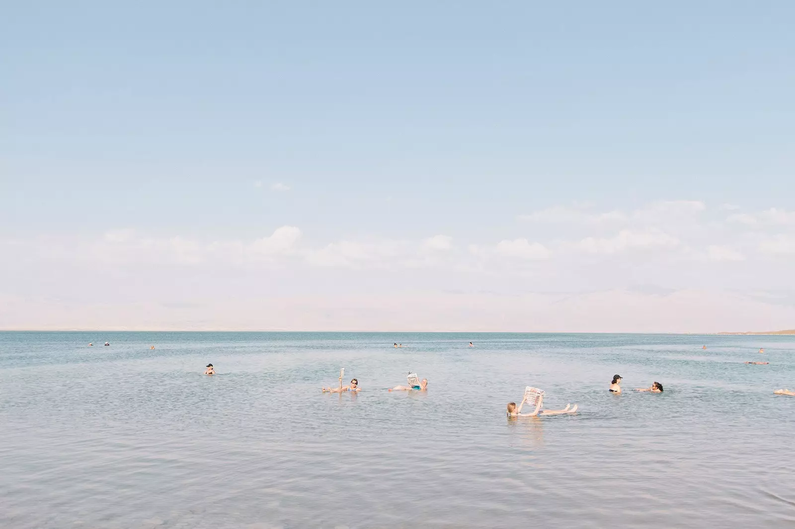 Folk læser og flyder i Det Døde Hav, Israel