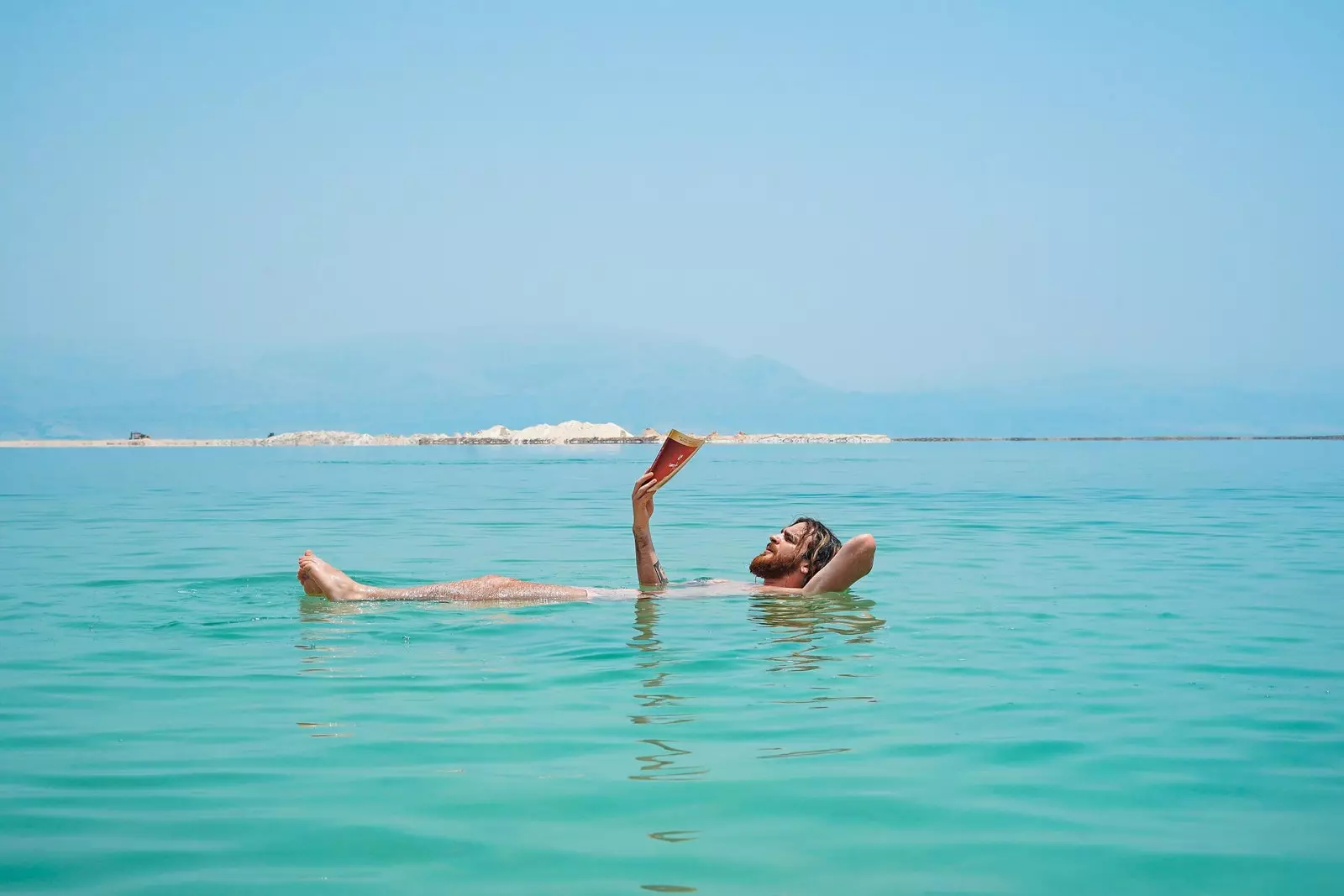 επιπλέει στη νεκρή θάλασσα