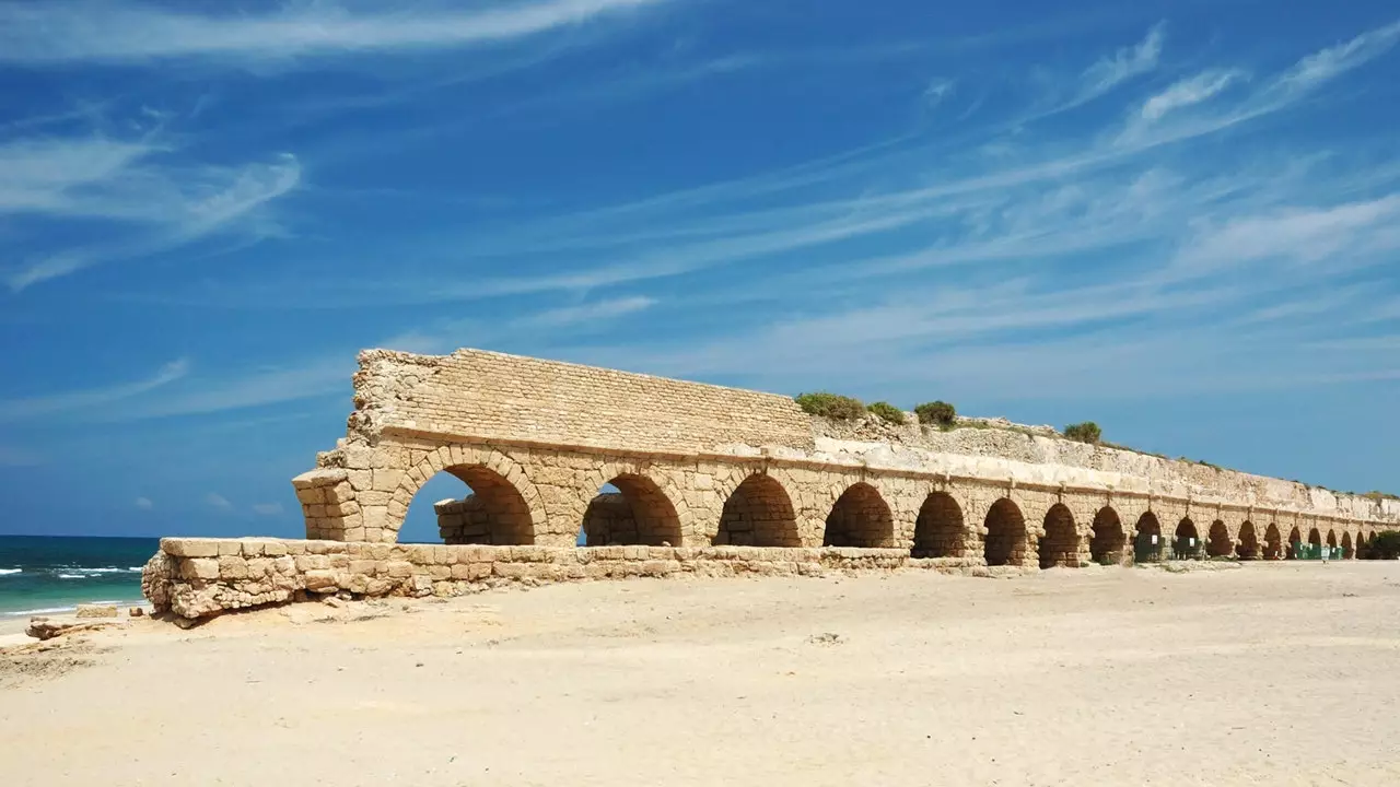 Dieser Strand in Israel hat ein Aquädukt aus dem Römischen Reich