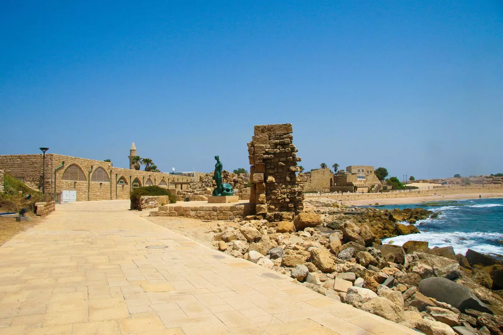 Le roi Hérode a construit un amphithéâtre la forteresse Antonia et le port de Sebastos