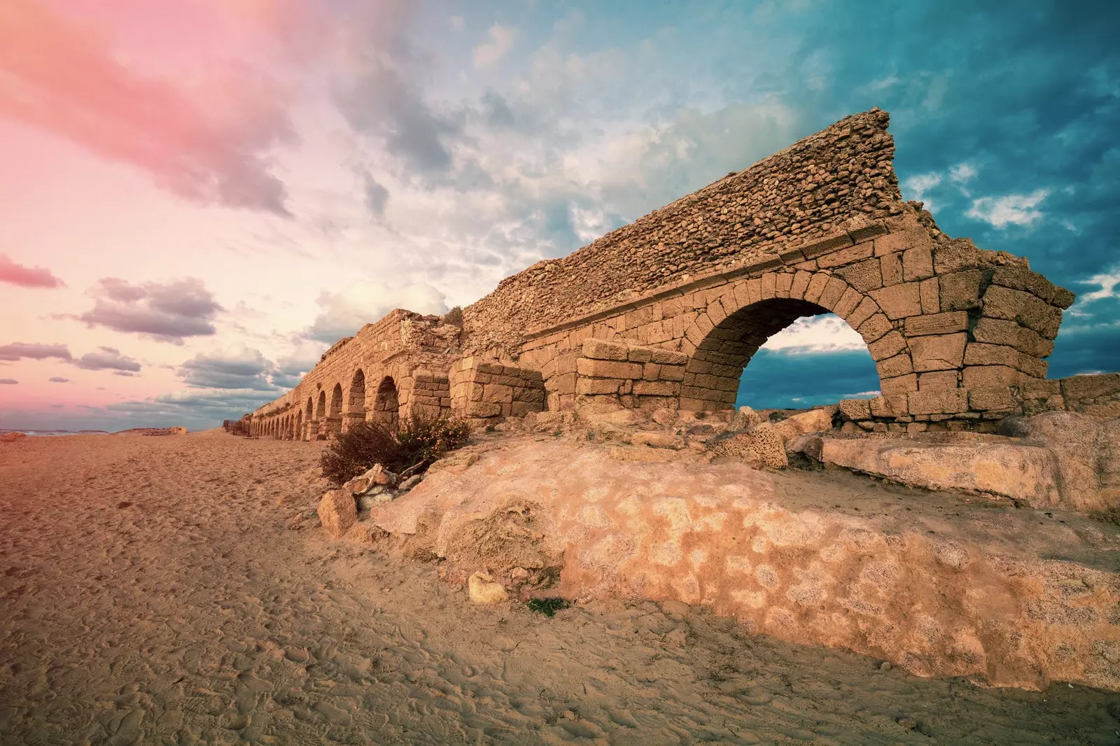 Dëst sinn déi erstaunlech Ruine déi an der Stad Caesarea leien