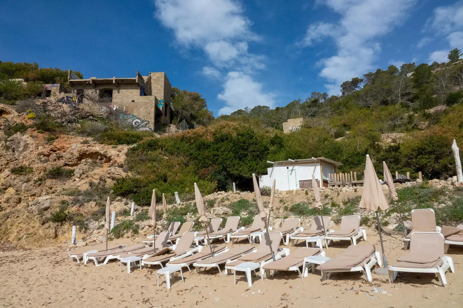 Hotel de Sert abandonat a Cala d'en Serra Eivissa