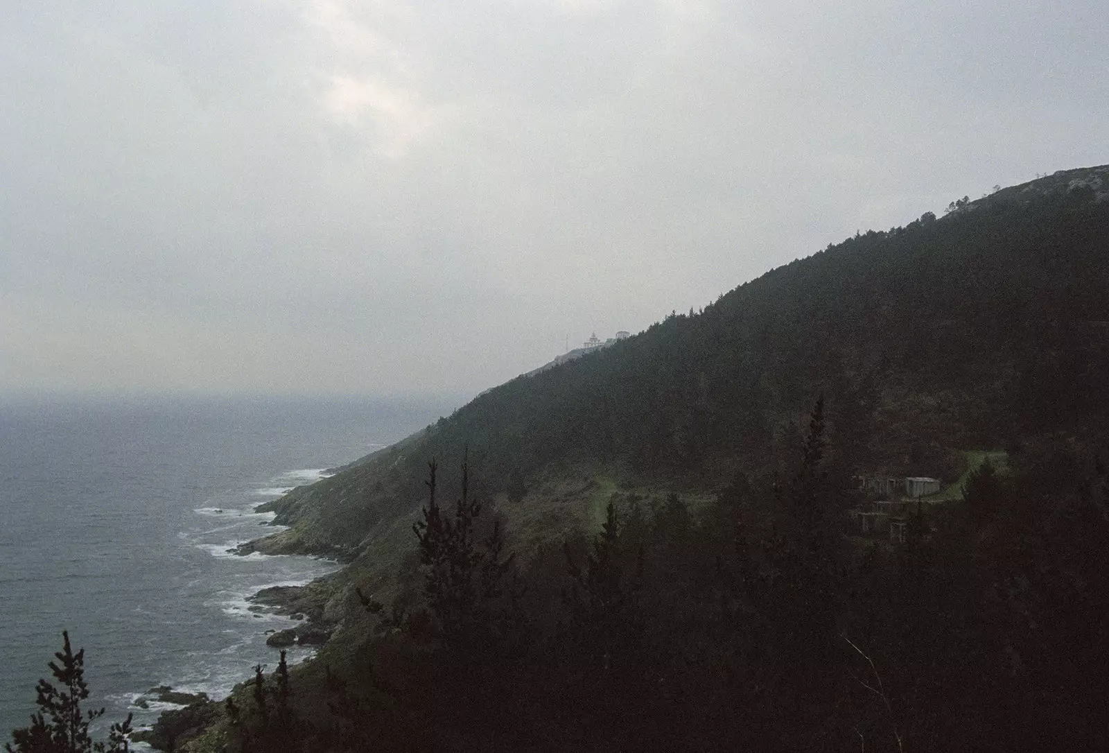 Am Corcubión Estuary um Mount Pindo steet de sougenannte Leuchtturm vum Enn vun der Welt Finis Terrae