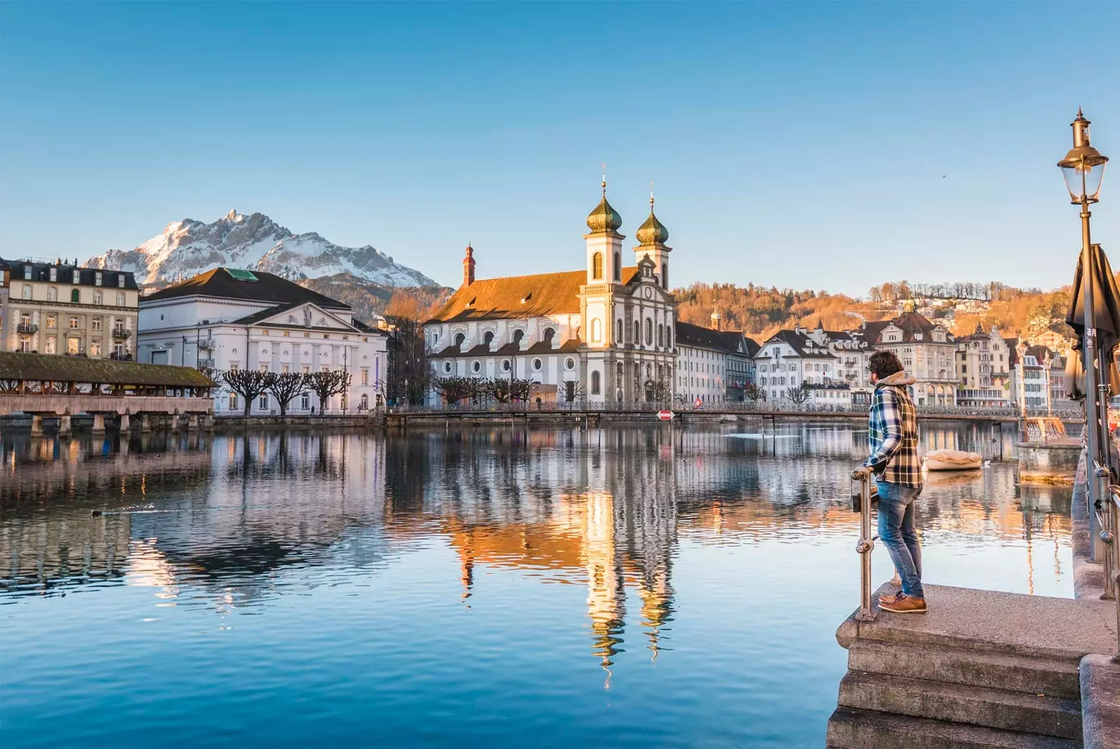 jongen die naar het meer van Luzern kijkt