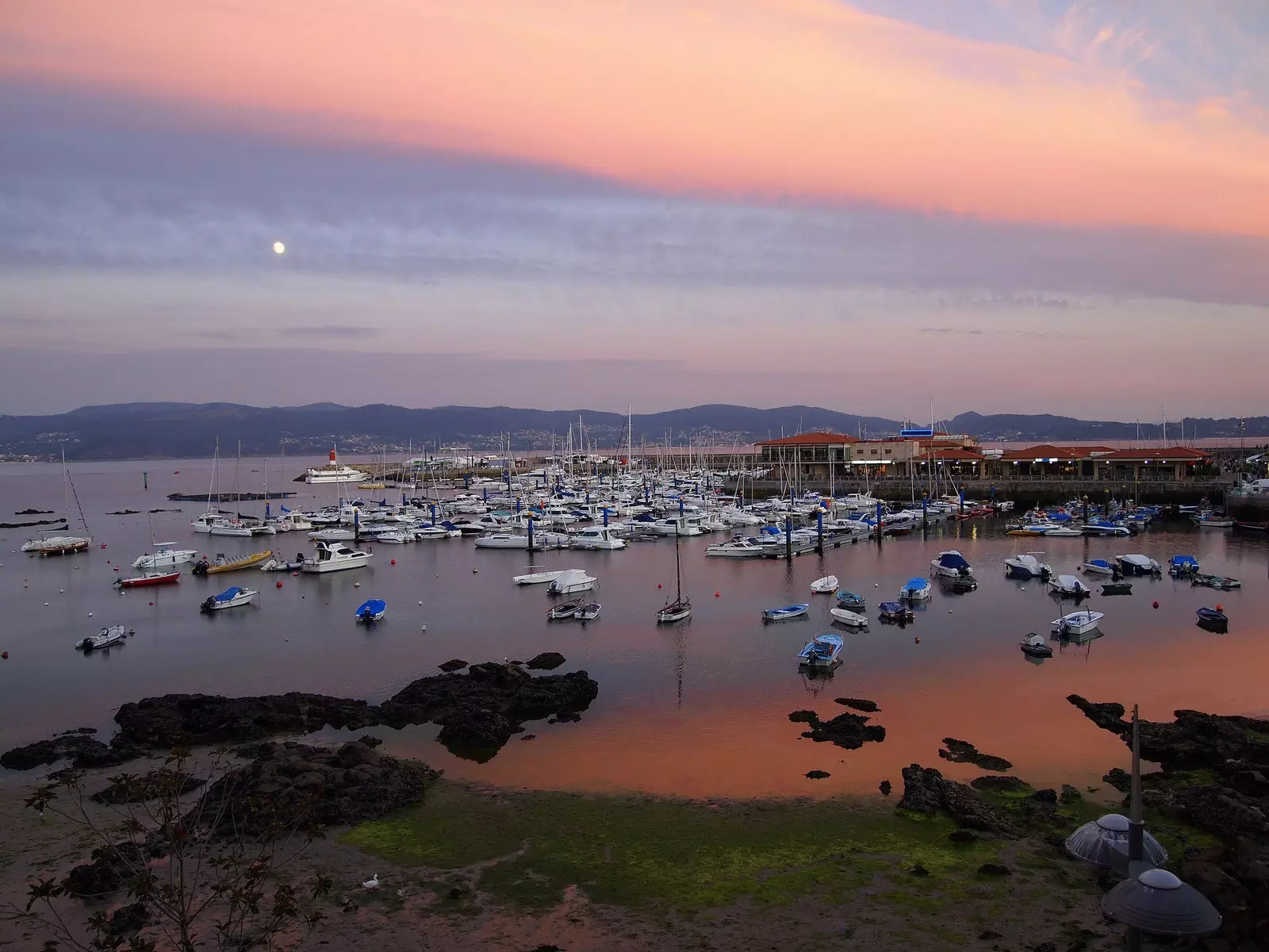 Marina ose Puerto Deportivo Juan Carlos I i Sanxenxo në perëndim të diellit.