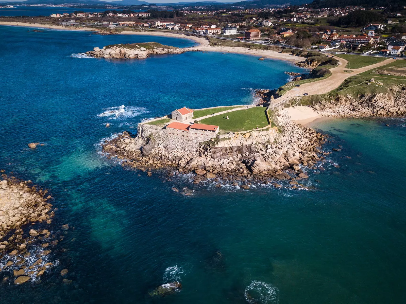 Ermita de La nostra Senyora de la Llançada platja d'Àrees Grosses i platja de Foxos