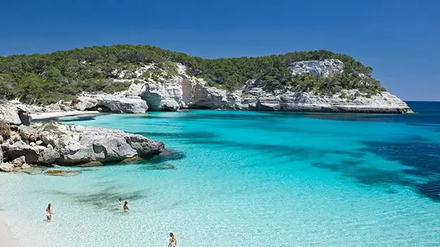 Onblockéiert Buchten an 19 aner Grënn fir am Fréijoer op Menorca ze reesen