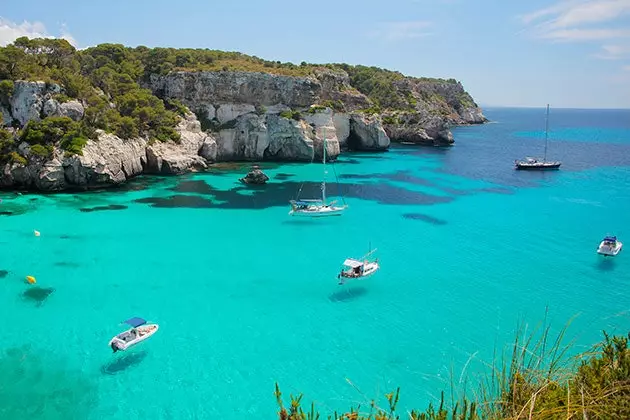 άδειοι όρμοι γεμάτες καρδιές