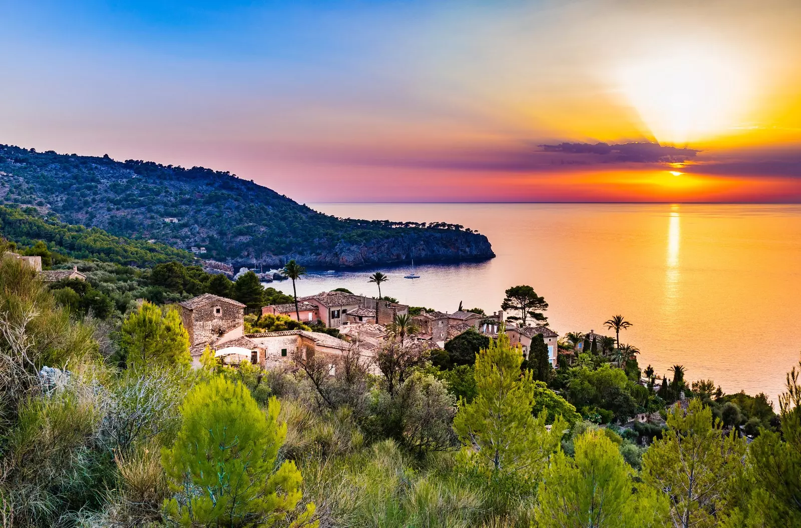 Tramonto nella pittoresca cittadina sulla costa di Deià.