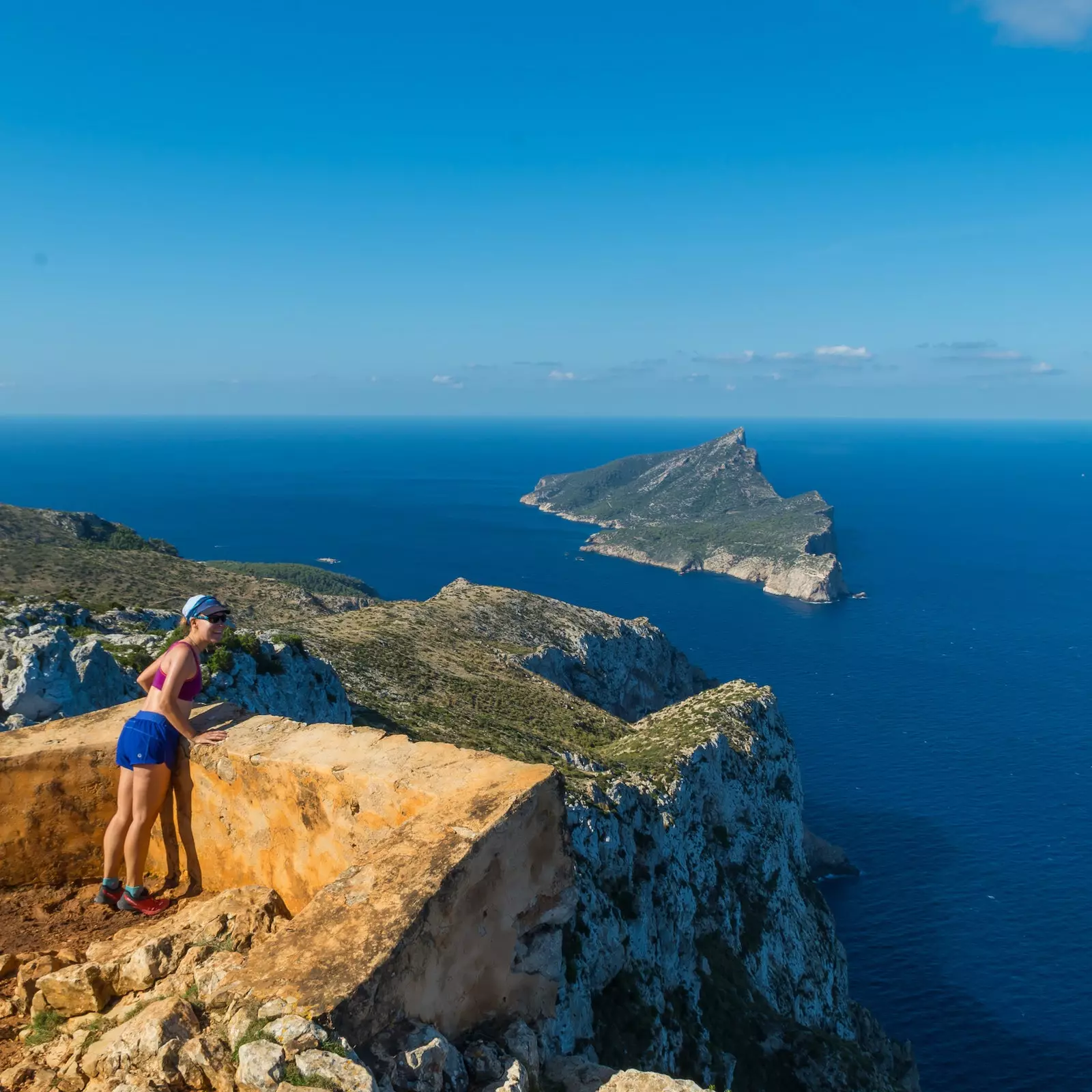 Senderisme al sender GR 221 amb la vista de La Dragonera des del Mirador d'en Josep Sastre