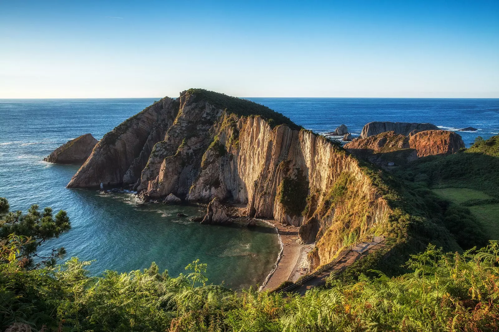 La plage El Silencio ou El Gavieiru est l'un des joyaux de la couronne de la mer Cantabrique.