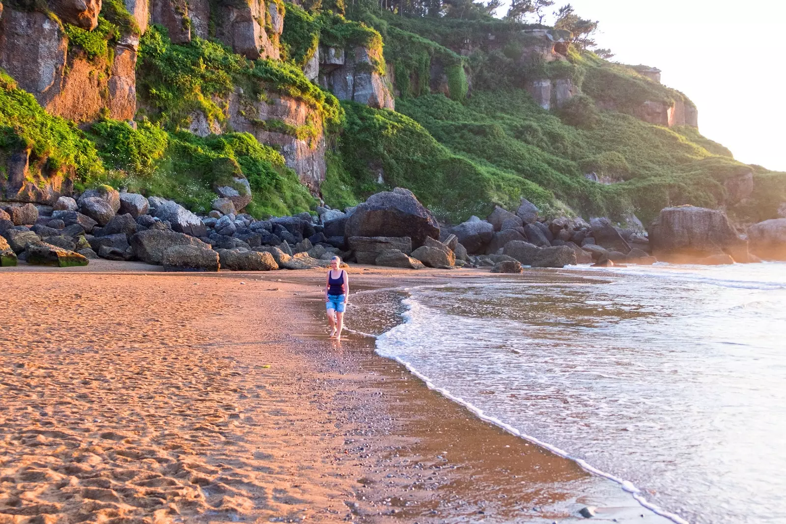 Berjalan di sepanjang pantai Silencio di Asturias