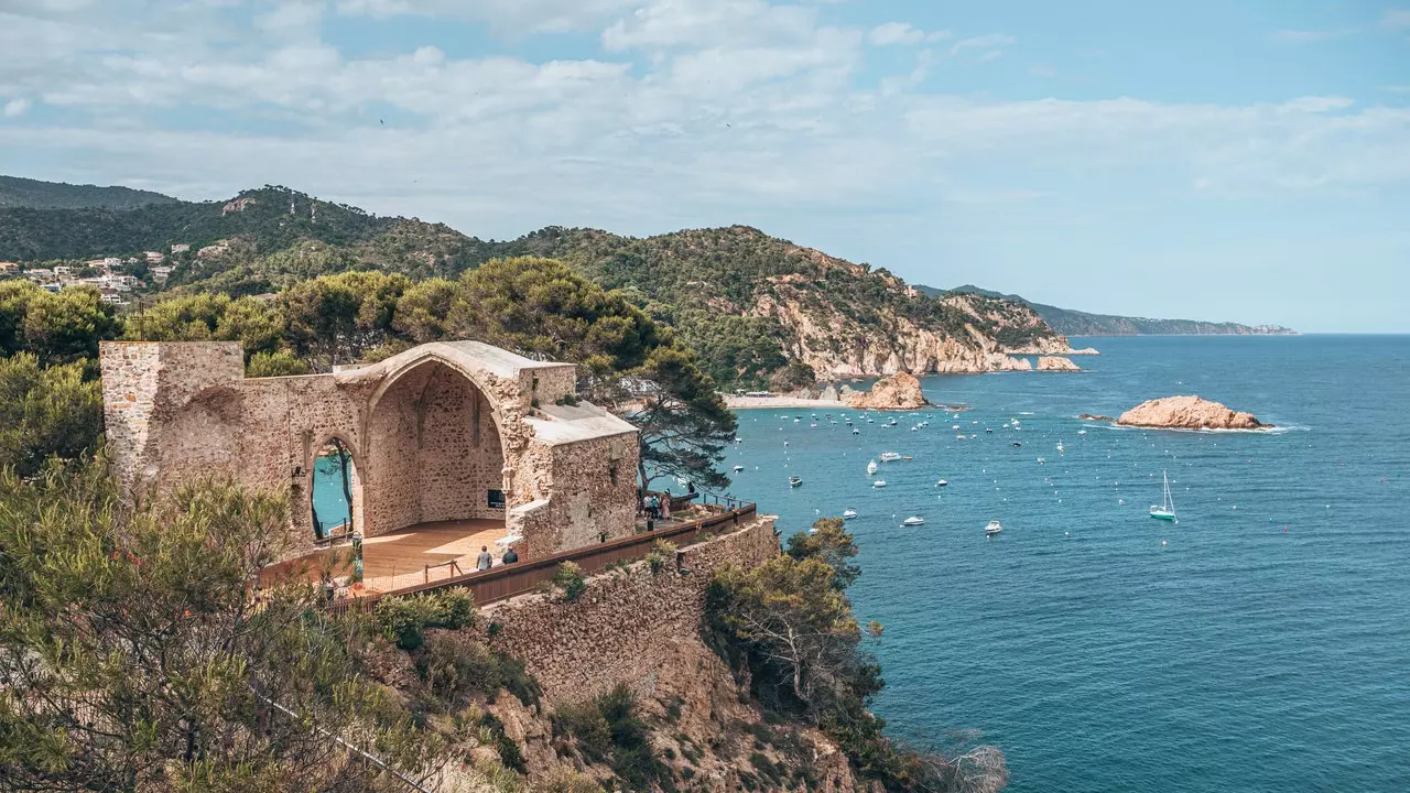 Tossa de Mar, wycieczka do najbardziej błękitnego średniowiecznego miasta na Morzu Śródziemnym