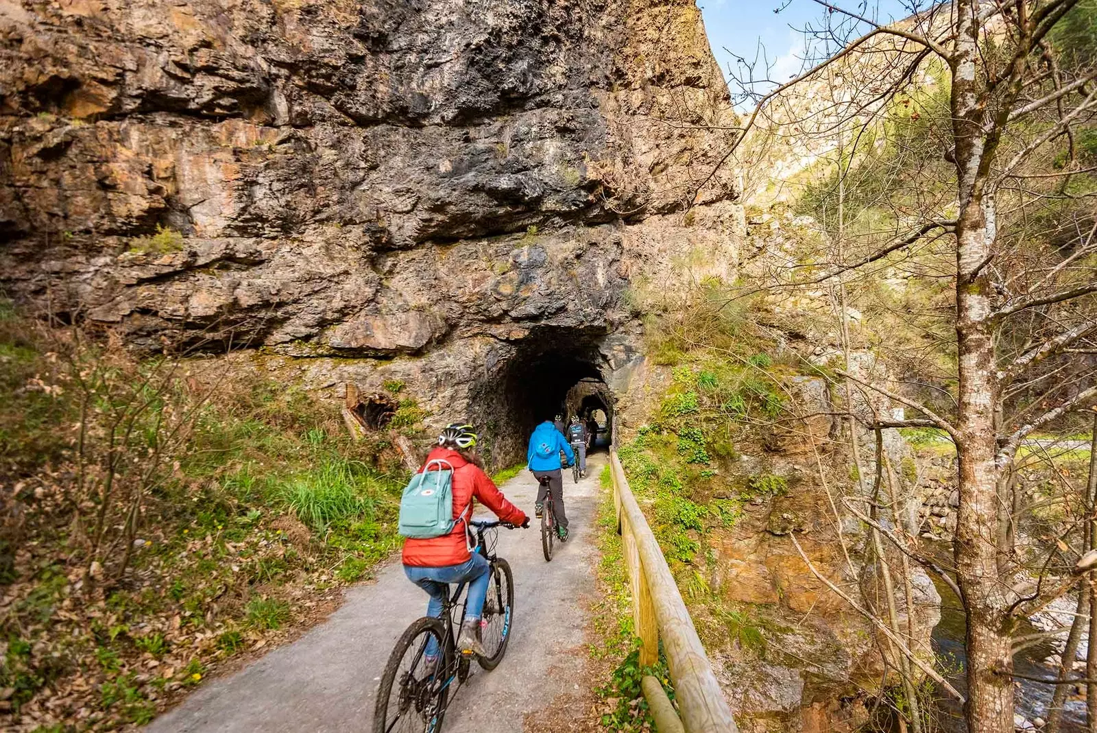 pyöräilijät kulkevat tunnelin läpi karhupolulla asturiassa