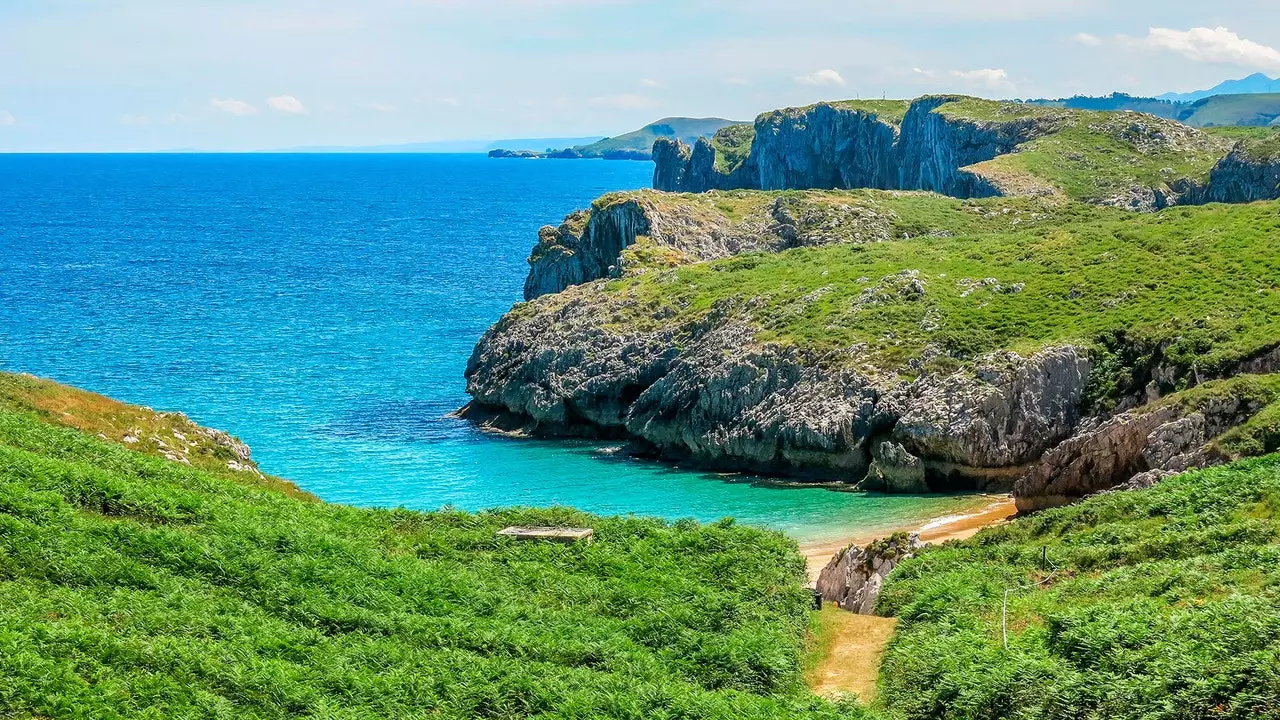 Het strand van San Antonio del Mar, in Asturië, uitgeroepen tot het beste strand van Spanje