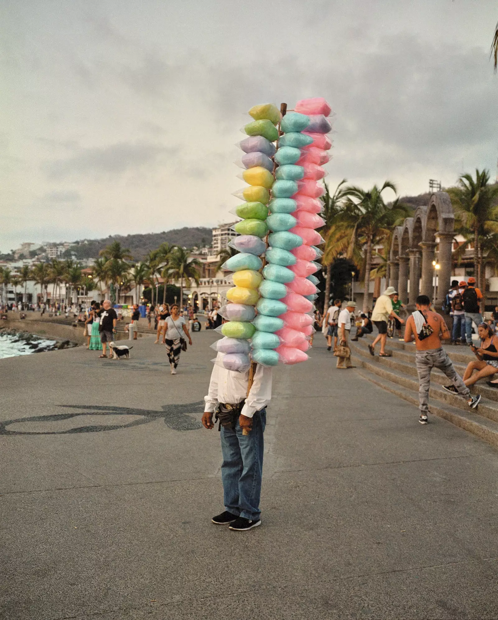 Bejjiegħ tal-ħelu tal-qoton fuq il-boardwalk fi Puerto Vallarta