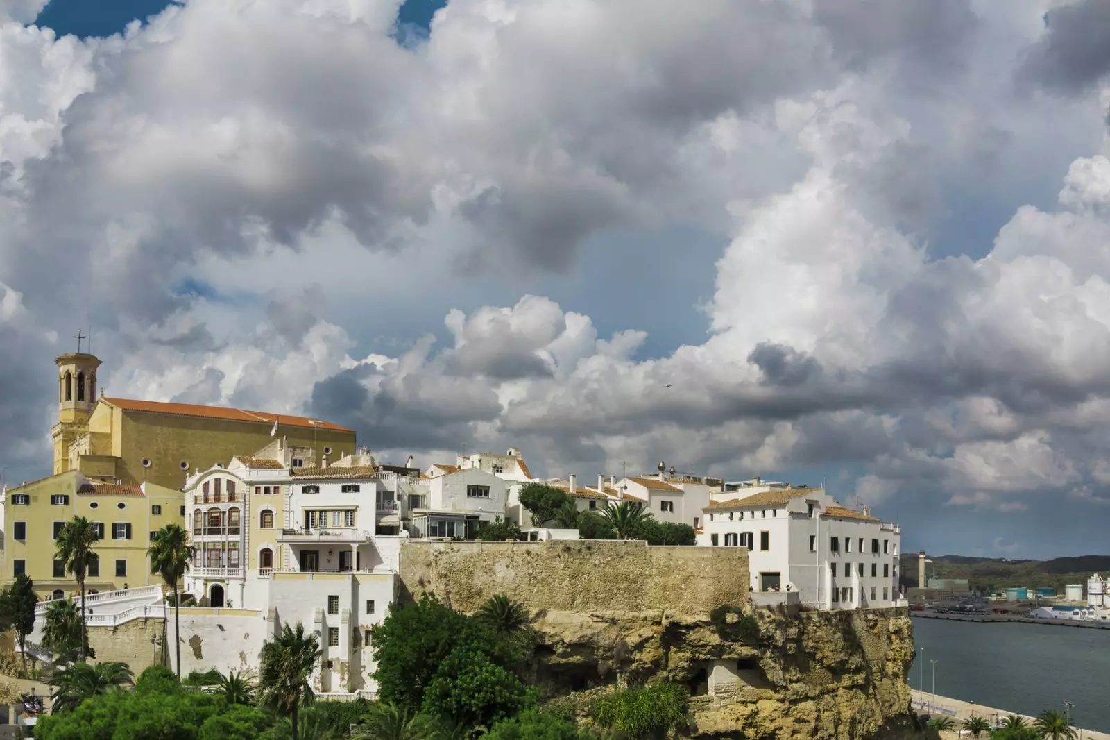 Menorka poytaxti Mahon Ispaniyaning eng sharqiy nuqtasidir.