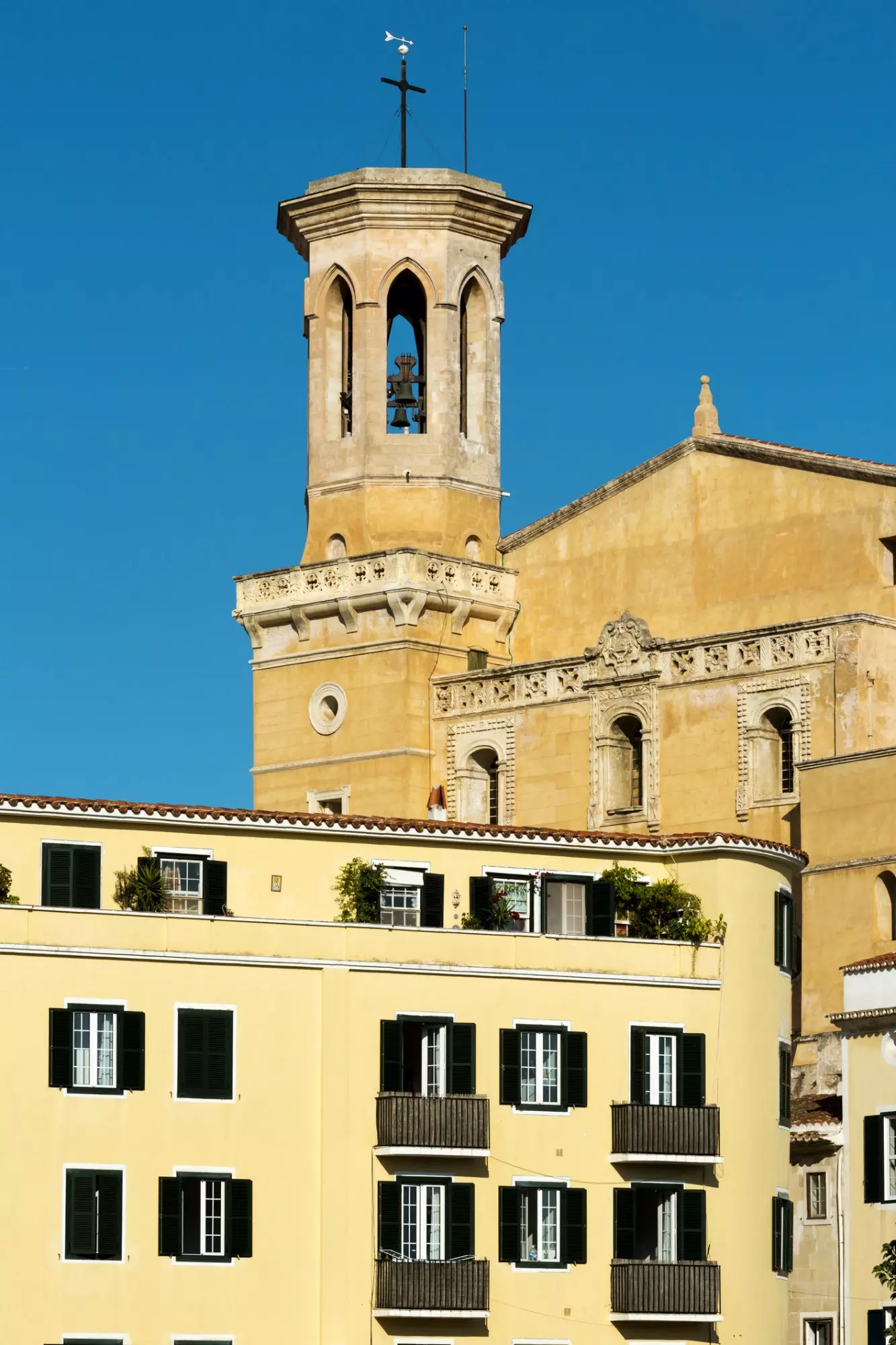 Façana color mostassa de l'església de Santa Maria a Maó.