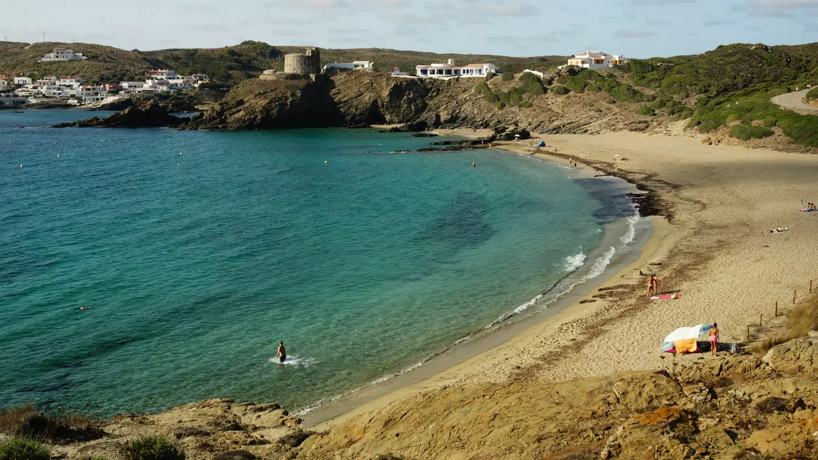 Sa Mesquida najbliższa piaszczysta plaża Mahón.