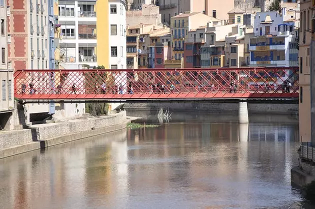 Il-pont Eiffel f'Girona wonder aħmar