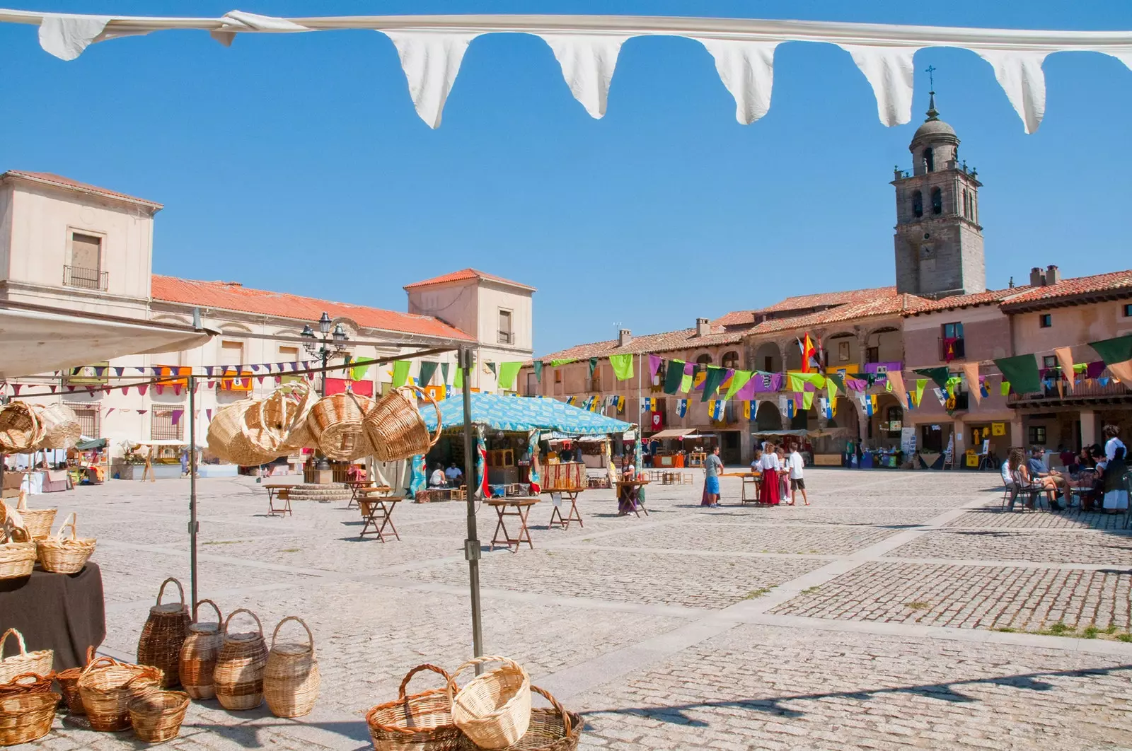 Plaza Mayor von Medinaceli während seines mittelalterlichen Marktes