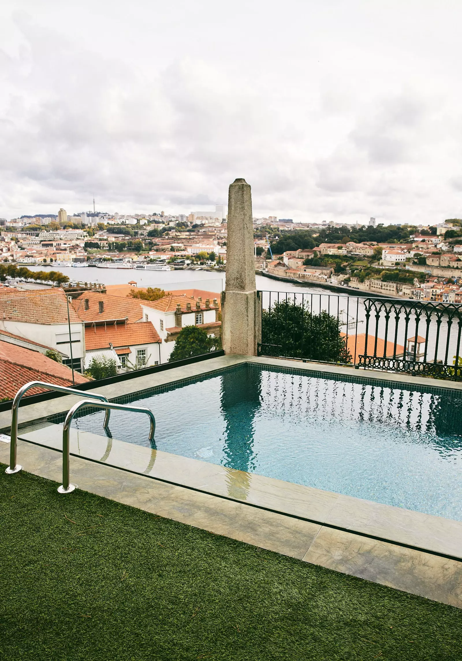 Kolam renang hotel Torel Avantgarde di Porto