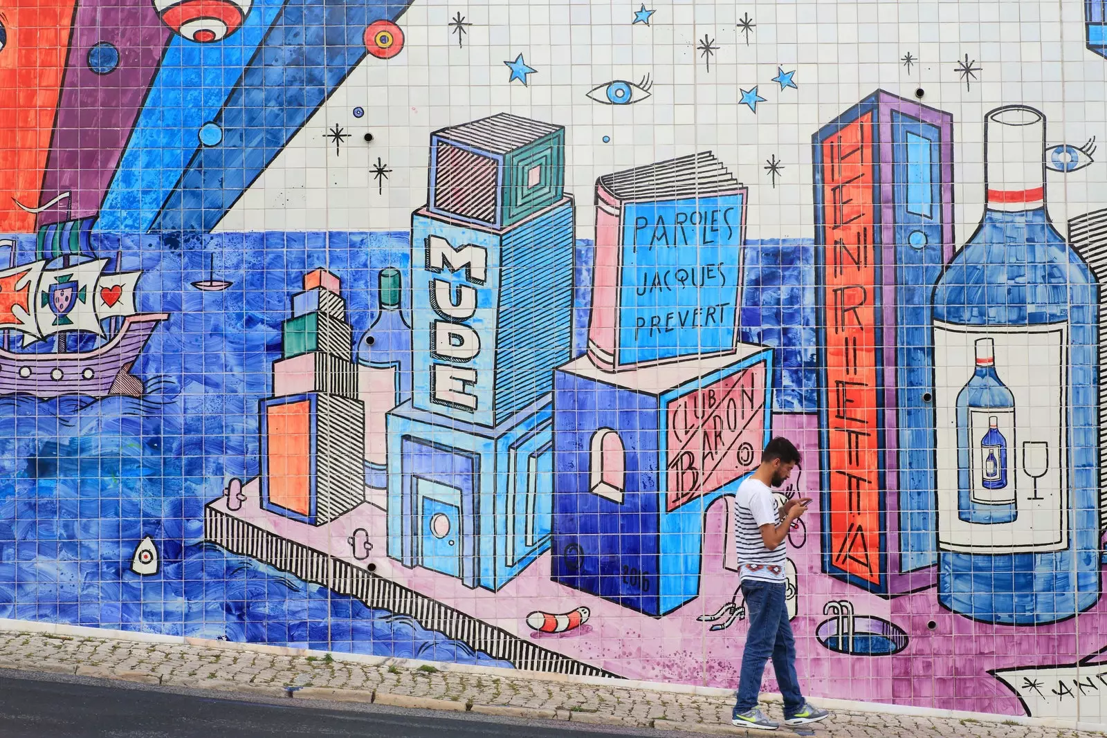 La fresque peinte par l'artiste Andr Saraiva dans le quartier d'Alfama