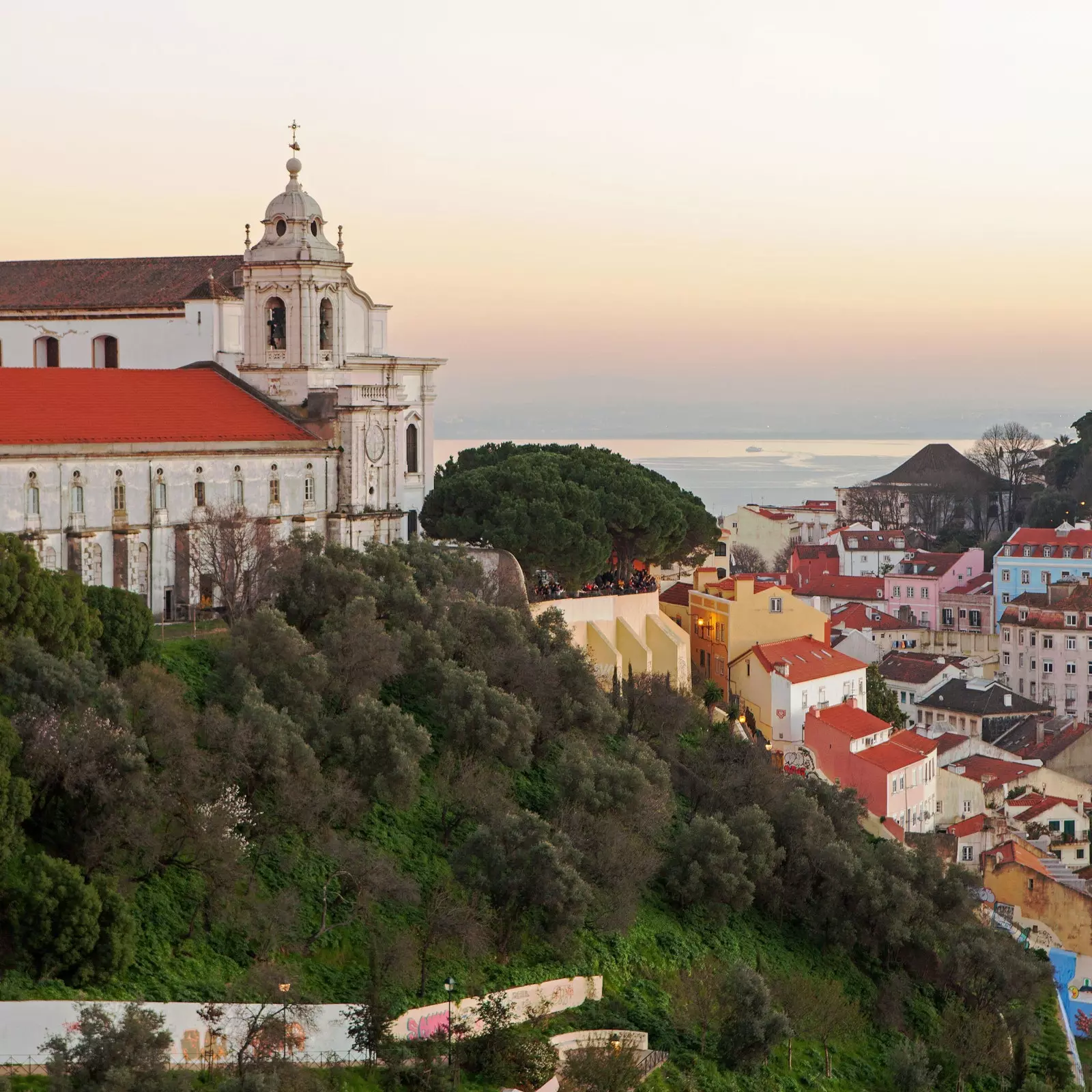 Pemandangan dari Miradouro da Senhora do Monte