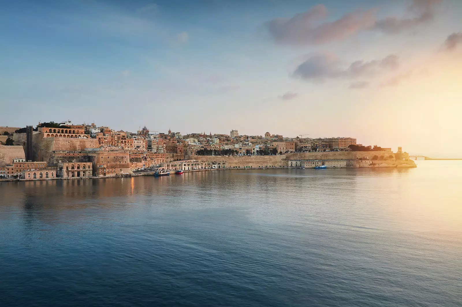 Maltský Grand Harbour se sluncem odrážejícím se od vody.