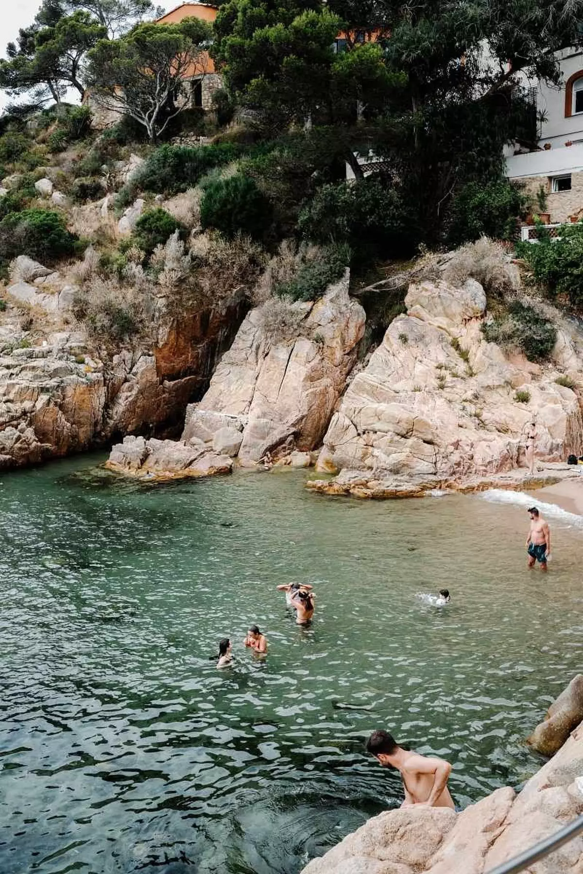 Fornellsdagi Cala d'En Maleretda plyajga qaraydigan kichik uylar bor.