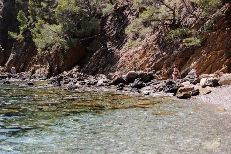 Denizin kıyısındaki şeffaf sular, kayalar ve bitki örtüsü... Costa Brava'daki koylar böyledir.