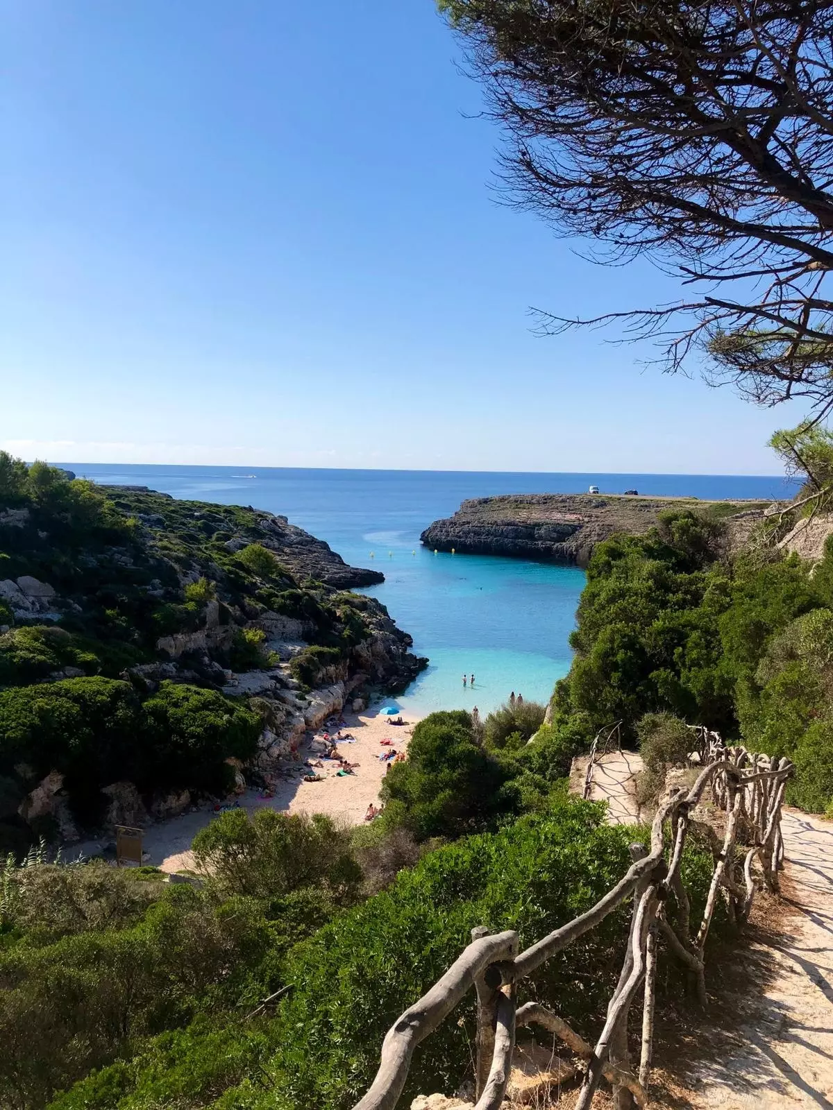 Blau und Rock für Cala Binidalí auf Menorca