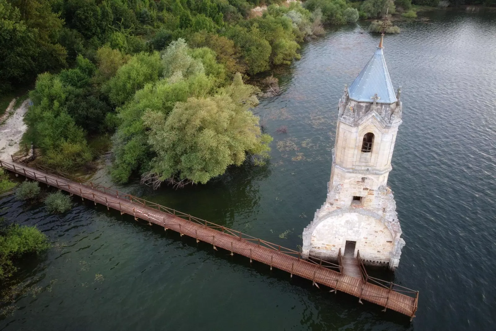 Ruševine potopljene crkve smještene u akumulacijskom jezeru Ebro u Kantabriji