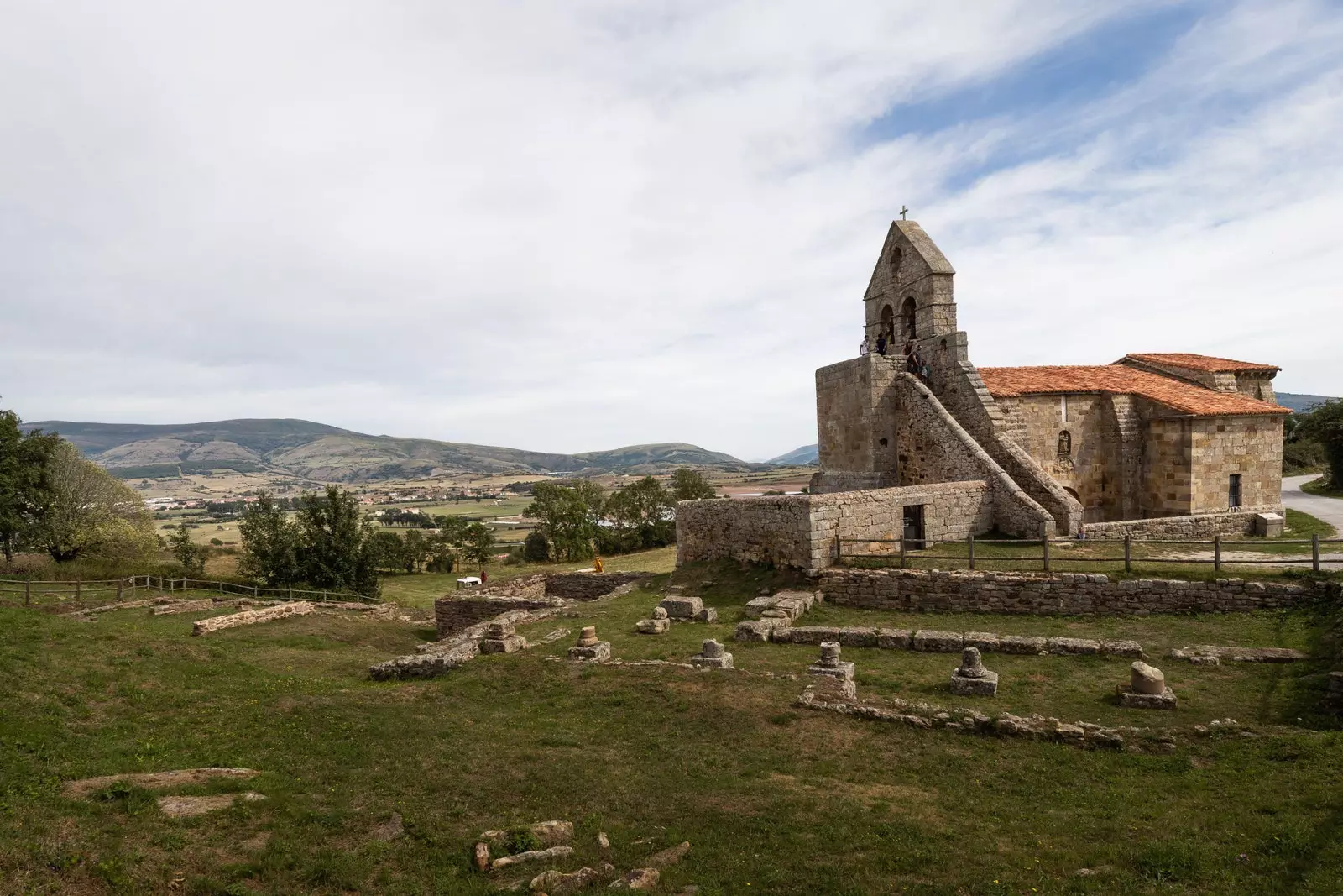 De romerska ruinerna av Julióbriga och den romanska kyrkan Retortillo.