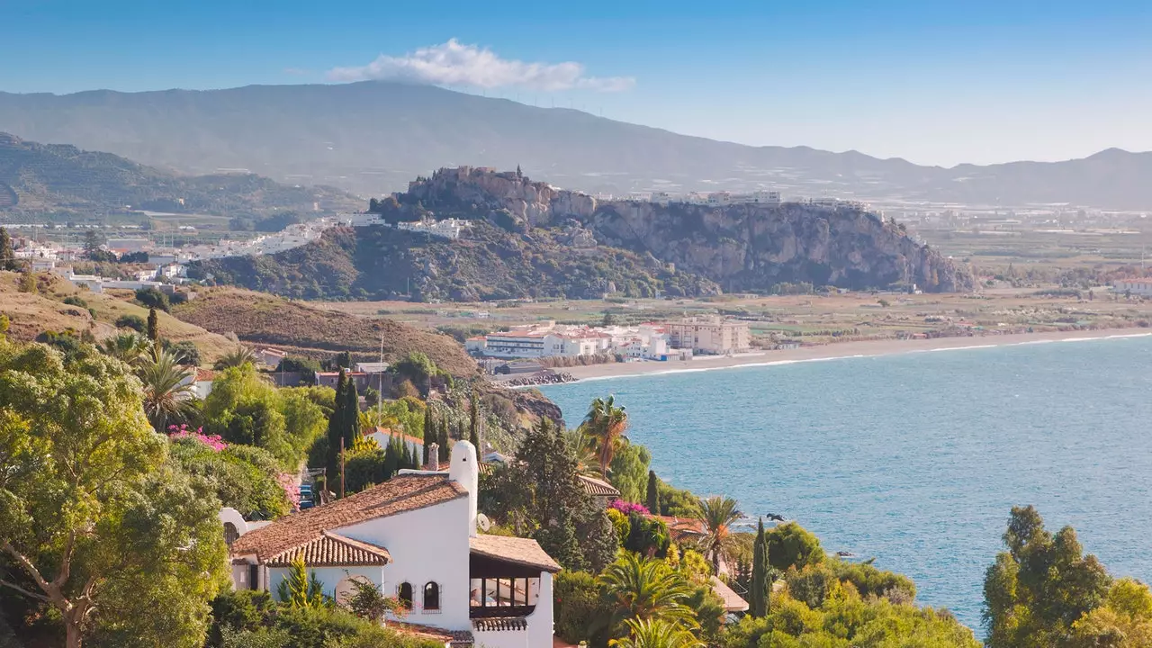 Faighimid (agus ithimid) Salobreña, seoda an Chósta Teochriosach i Granada