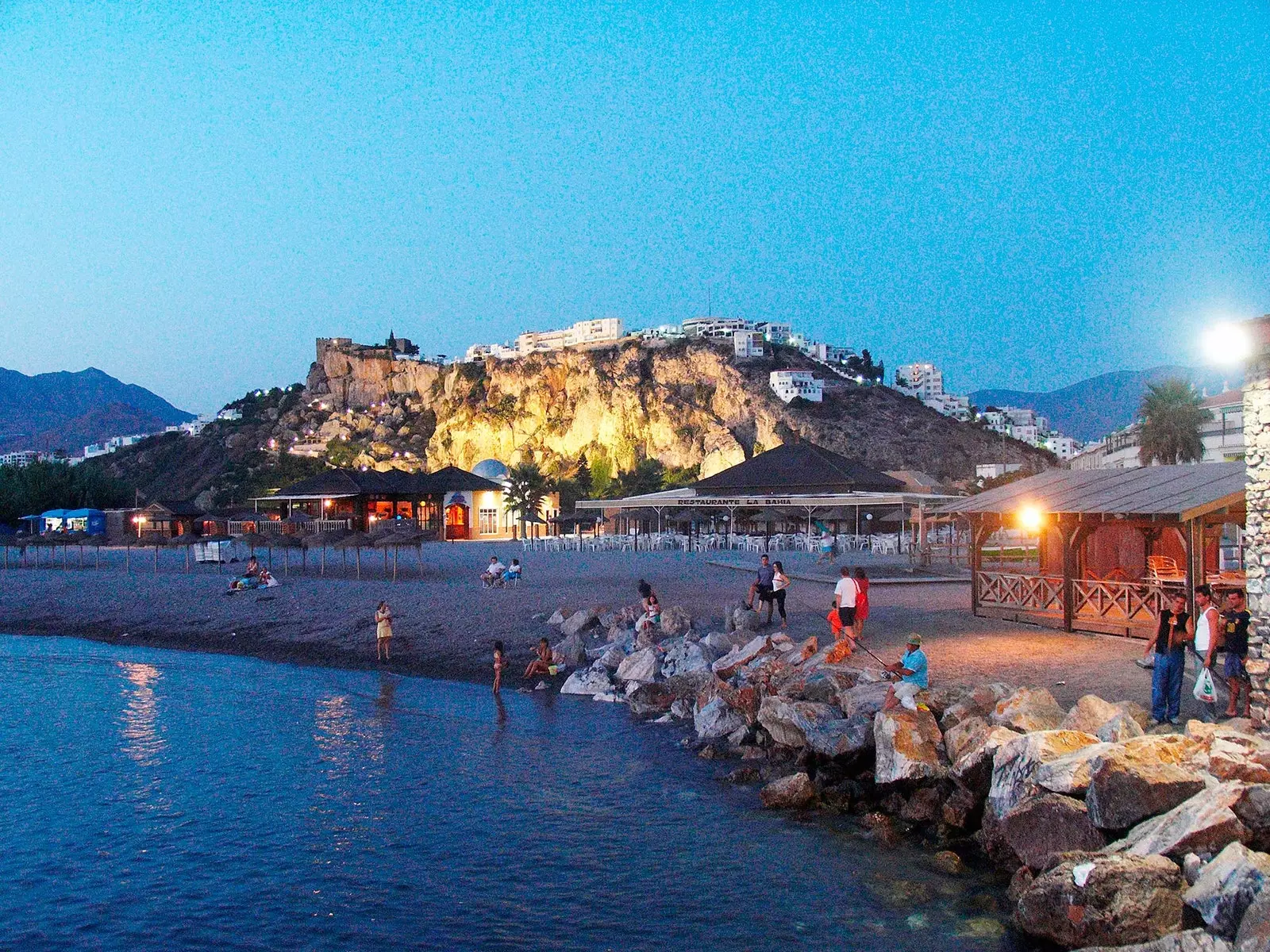 A rocha Salobreña ao fundo e a praia sempre em primeiro plano