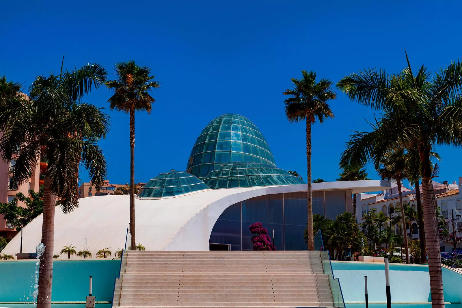 Das von drei schillernden Kuppeln gekrönte Orquidarium