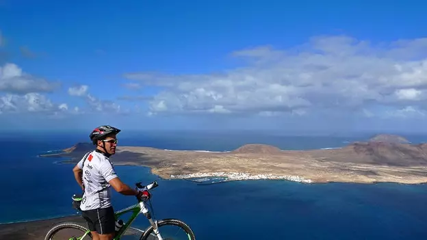 Lava pedale: Lanzarote i La Graciosa biciklom